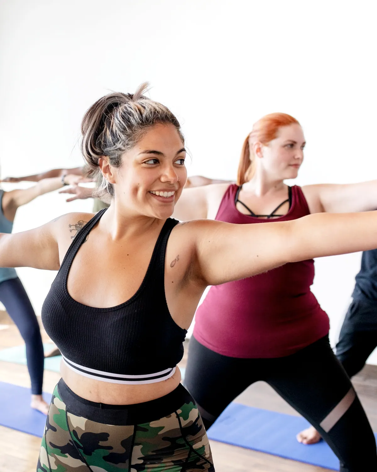 Firmenyoga: Gruppen-Yoga-Stunde für ein Team im Krieger 2