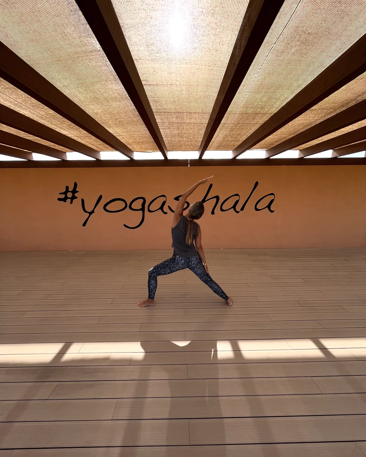 Nasti im Krieger-Flow in der Yogashala auf Fuerteventura, Vinyasa Yoga