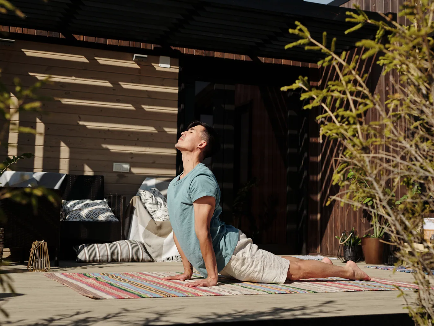 Sonnengruß (Surya Namaskara) im warmen Naturlicht