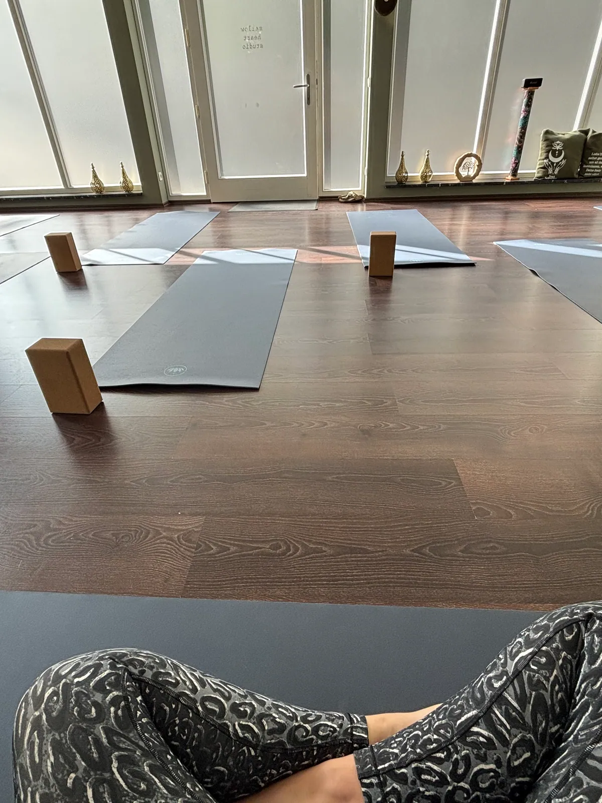 Vinyasa-Yoga-Studio in Arnstadt mit Matten und Yoga-Blocks im Naturlicht